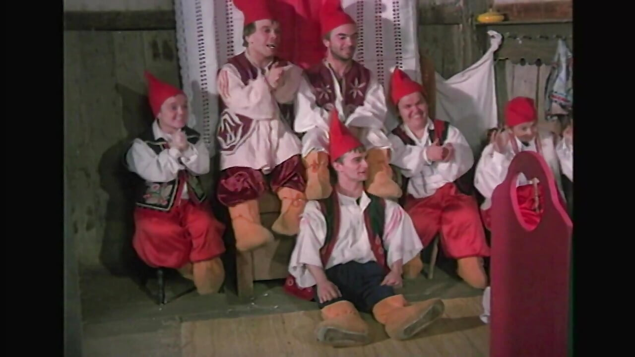 Snjeguljica postala Snježno jebanje sa sedam patuljaka u guzicu