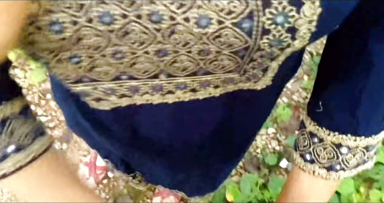 Indian desi aunty show our hot hairy pusssy our husband wents to sex in outdoor