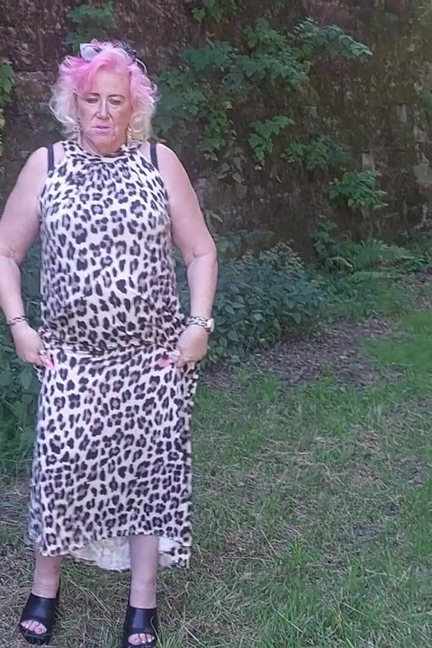Mature Slut Fingers Pussy Outdoors Till Squirting Explosion