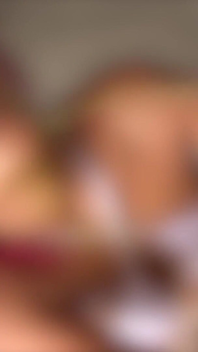 Eu mal tinha puxado meu pau para fora antes que essa latina de 18 anos já estivesse implorando pelo meu XIXI quente | Clipe 1