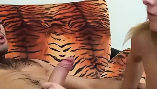 Angela stone si cewek sange ini dientot habis-habisan sama kontol besar sampai muncrat banyak banget