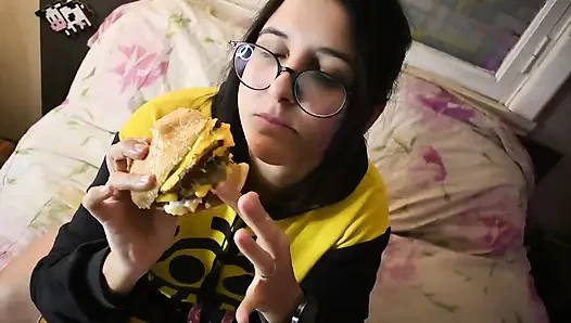WICHsanleitung, wichst mich beim burger essen - bunny Looner