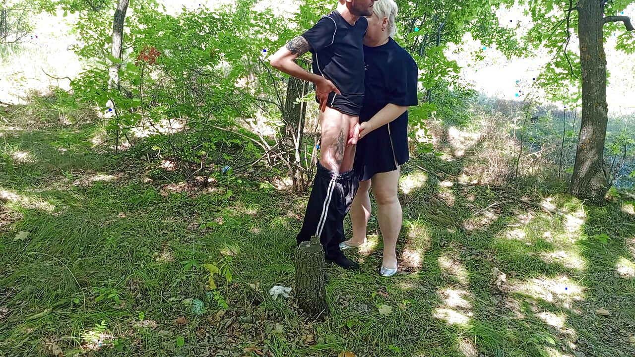 neighbor gives a public blowjob in the park
