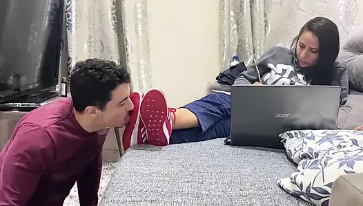Kiffa nggak ngasih layanan footjob sama budak seksnya sambil jilat sepatu kenyalnya