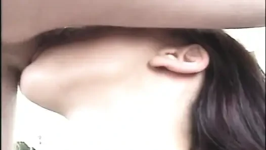 İnanılmaz götlü seksi ateşli esmer büyük bir yarağa biniyor!