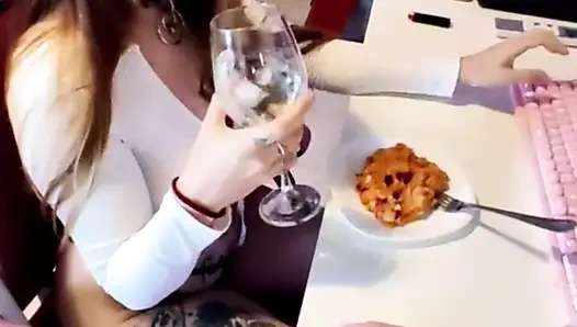 Unschuldiges Mädchen möchte Wein, trinkt aber Pipi – coraljade01