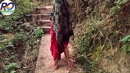 Ich ging einen spaziergang im dschungel desi-dorf und ich hob meine sari hoch und zeigte meinen arsch, brüste und muschi und eingeführt m