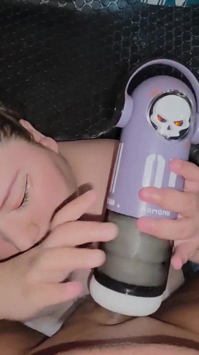 O brinquedo do HOMEM DA CAVEIRA de BEYOURLOVER é tão realista que ele goza dentro enquanto eu estou chupando suas bolas | Clipe 2