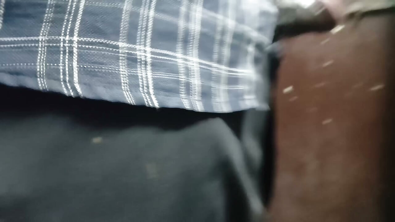 băiat tamil care urinează la toaletă publică
