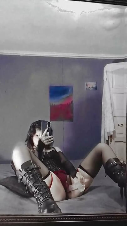 Latina gothique, godemichet, bottes et masturbation non censurée 🖤