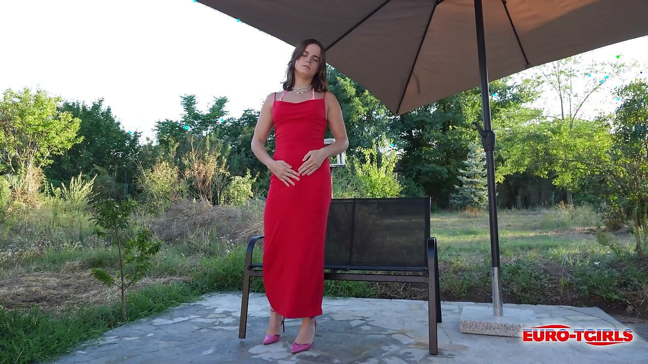 AVRUPALI TGIRLS İnce Trans Kadın Güneşli Verandada Dildo ile Kendini Tatmin Ediyor