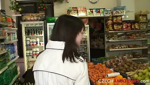 Genç esmer ve erkek arkadaş (Çek amatörler)