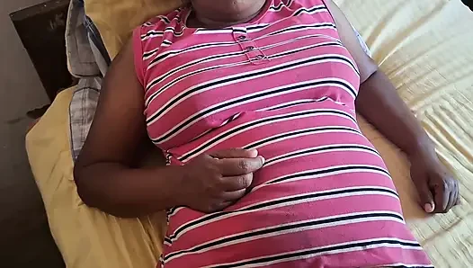 MILF stiefmutter während sie auf dem bett ruht