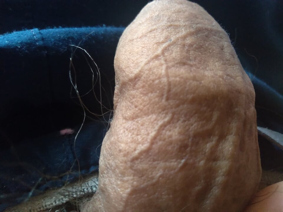 Un bărbat homosexual îți arată pula lui mare goală pentru a te excita