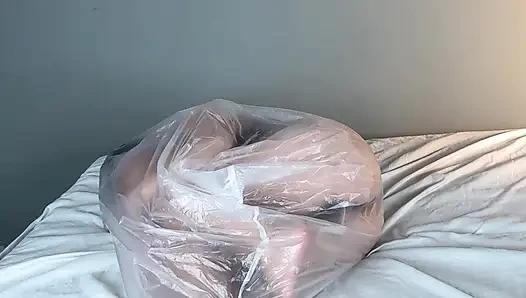 Çaresiz velet plastik içinde oynuyor