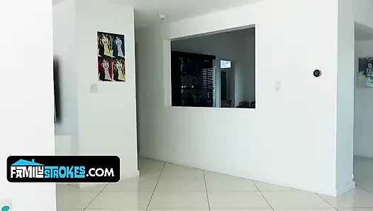Das hinterhältige camgirl Delilah wird erwischt und lutscht stiefvater vor der kamera