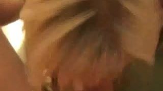 Немецкая блондинка сосет в ванне в любительском видео
