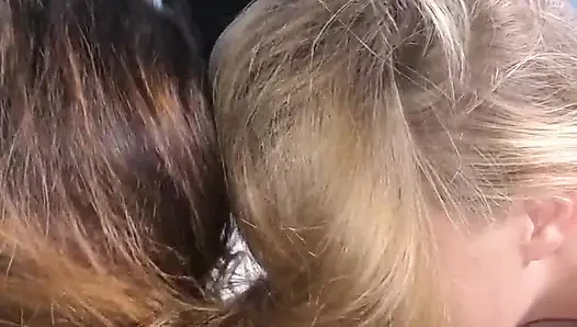 Cewek rambut pirang dan rambut cokelat ngocok kontol