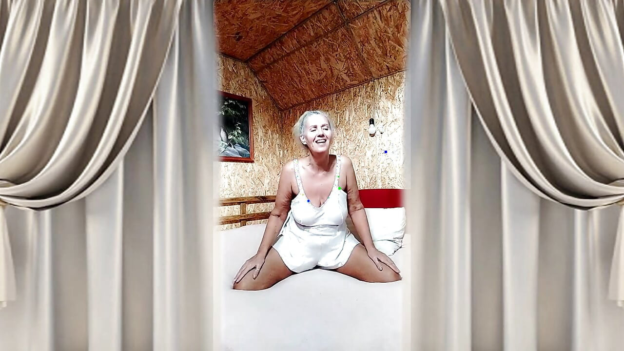 Ateşli ev hanımı lukerya büyük yumuşak yatakta