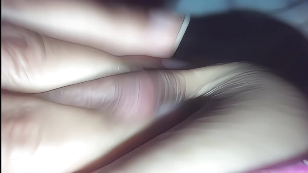 漂亮的哥伦比亚人在被子里射精