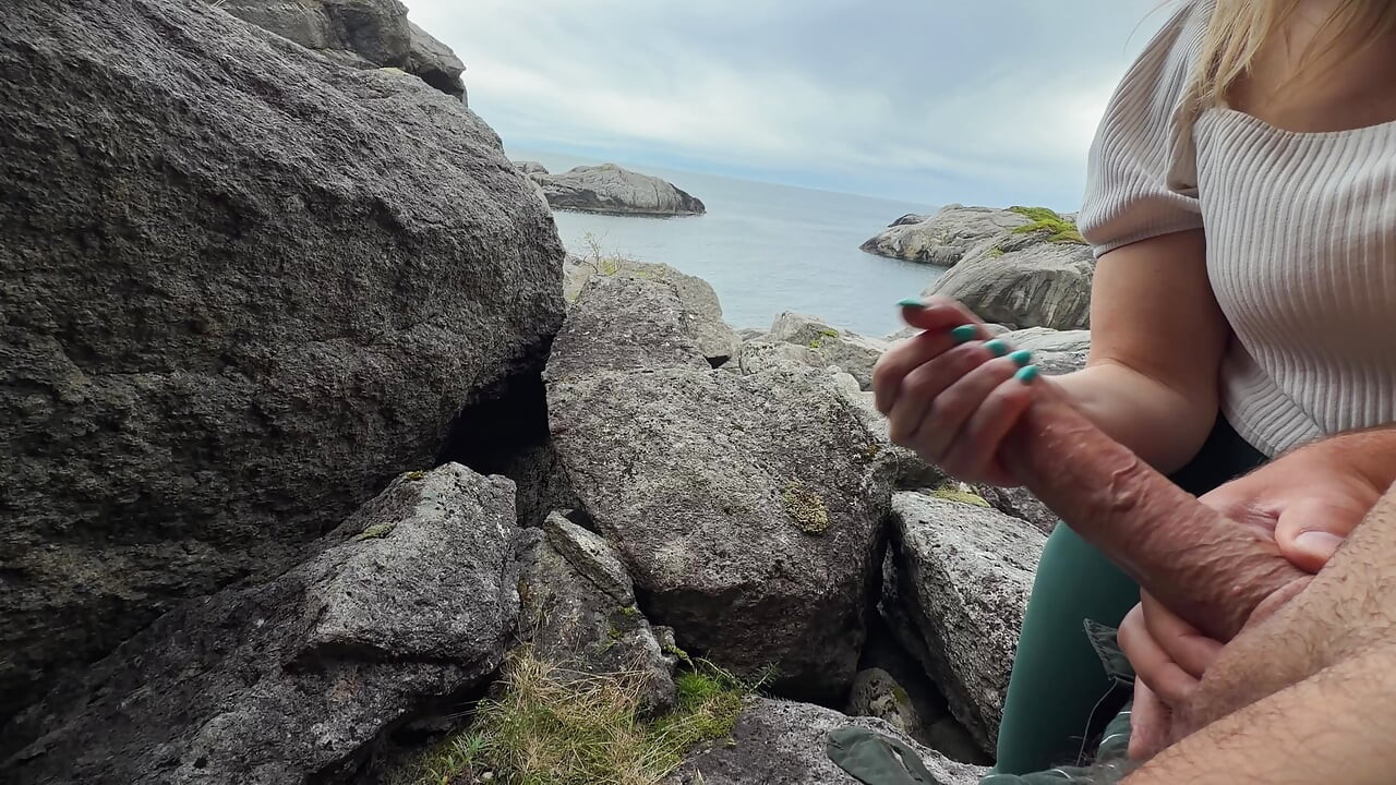Found that Big Ass Girl on a hiking Trail and fucked her in a Public !