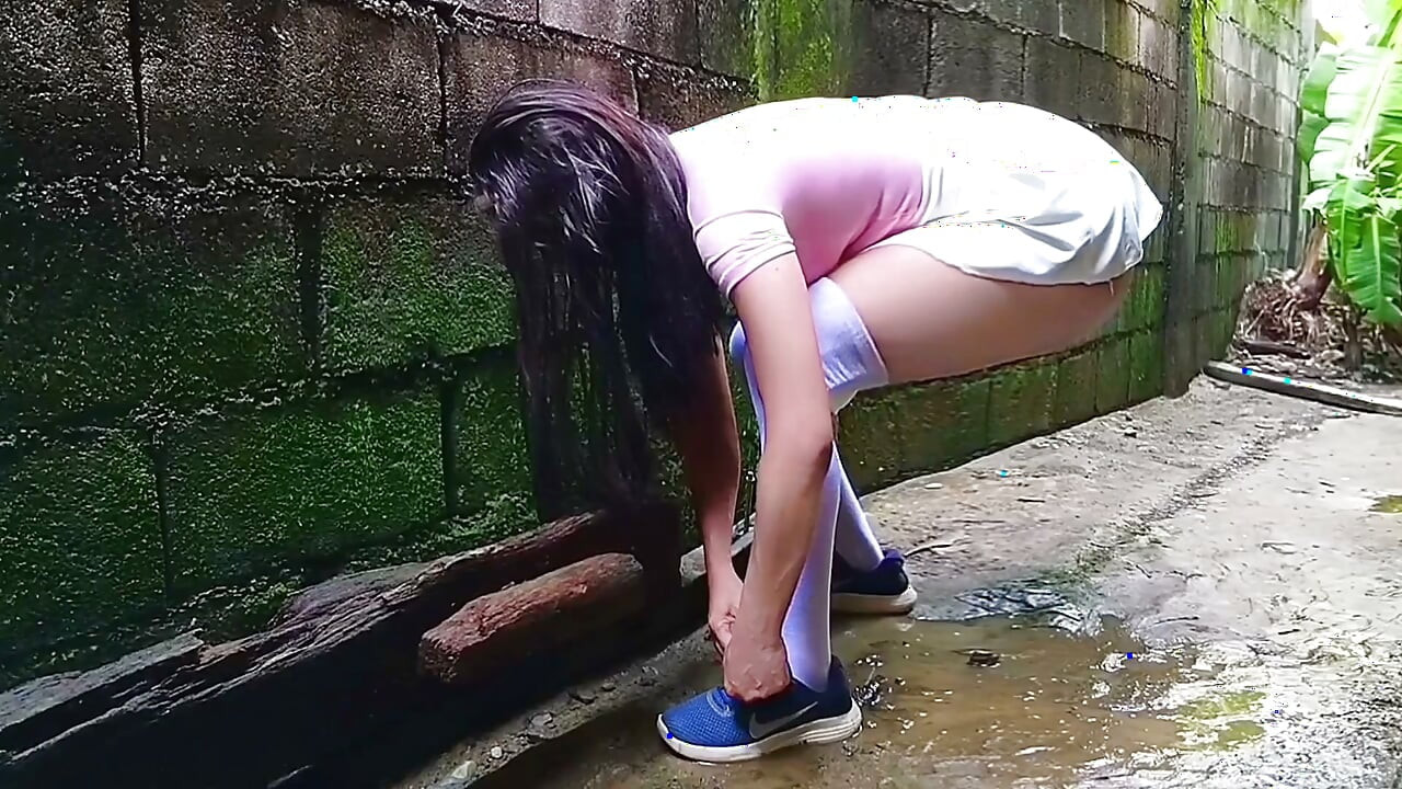 The phenomenal and graceful Squat piss expess outdoor