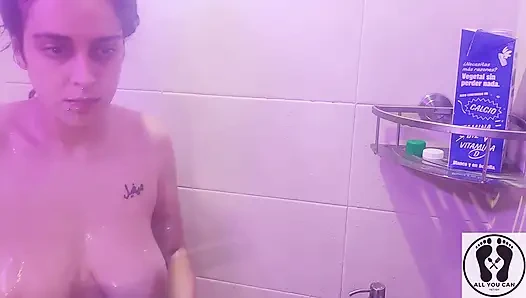 TAM DUŞ SAHNESI YAĞLANMıŞ VÜCUT FETIŞI WAM SÜT ÜZERIME BOŞALıYOR