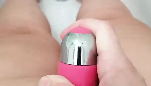 Reife MILF kitty queen in der badewanne mit ihrem vibrator - selbstgedrehte echte bBW PAWG masturbation bis zum echten orgasmus
