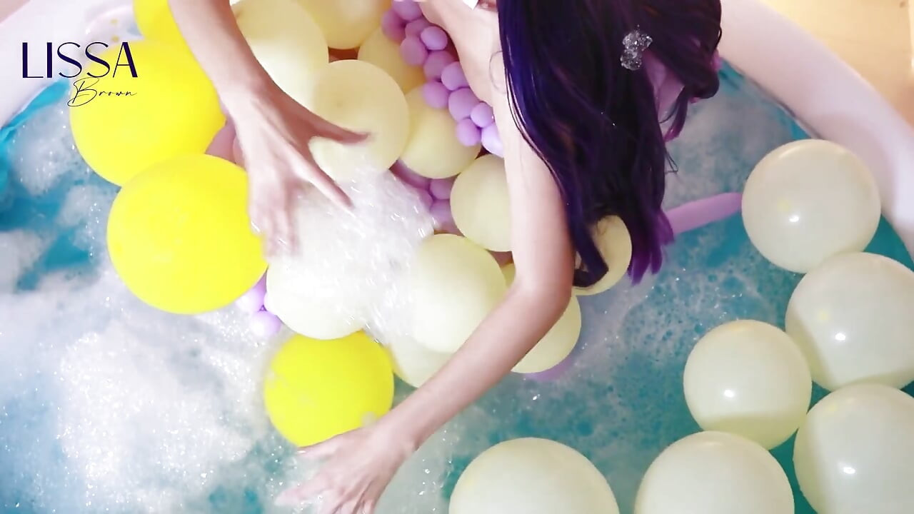 Aufblasbarer Pool mit vielen Blasen und Burlesque Pop Ballo