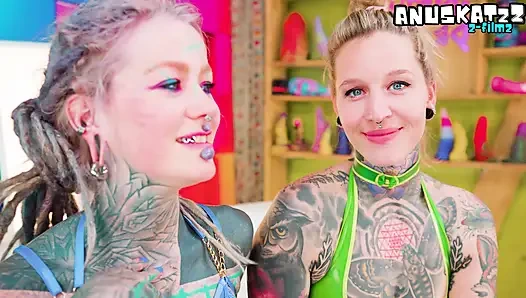 Aksi liar lesbian jerman bertato dengan strap-on sambil ngomong jorok