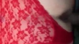 Une mamie BBW à gros cul en culotte rouge reçoit un creampie en levrette