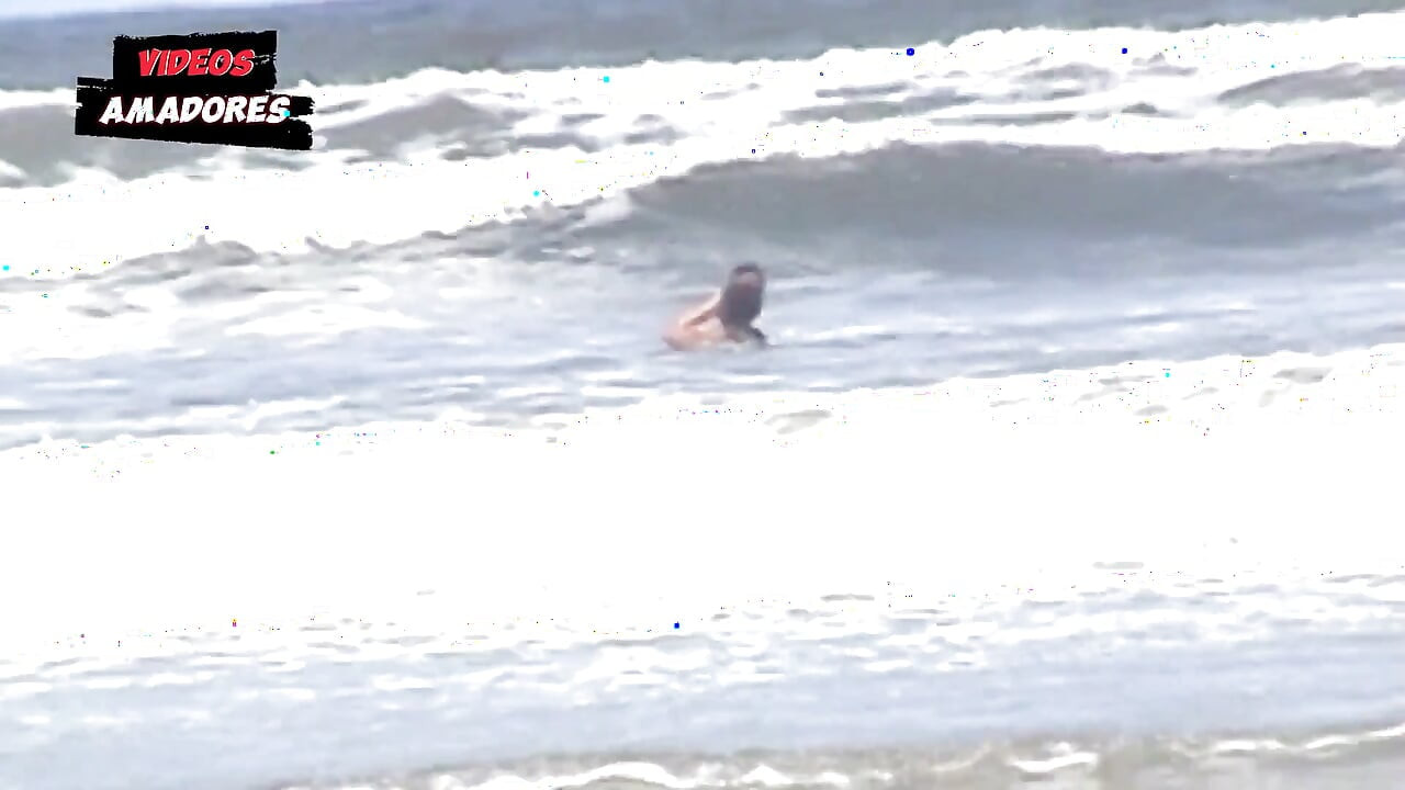 Puta en la playa desierta