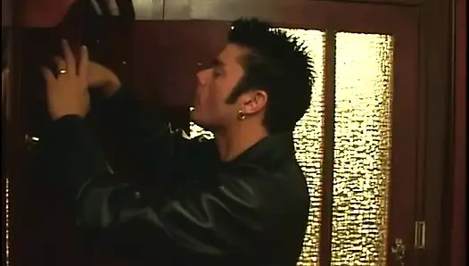 Seksi sürtükler bir adamı büyük yarakla paylaşıyor ve sikişten sonra havuzun yanında döl yutuyor