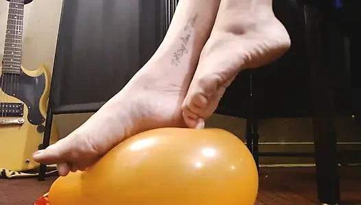 Sekelompok Balon Oranye Muncul Di Toenail