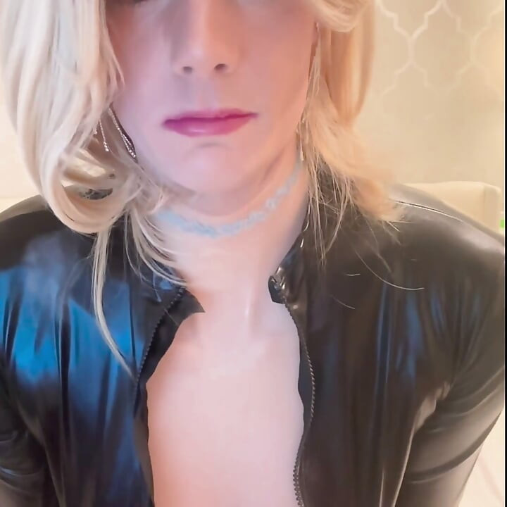 Sissy Amanda sväljer sperma