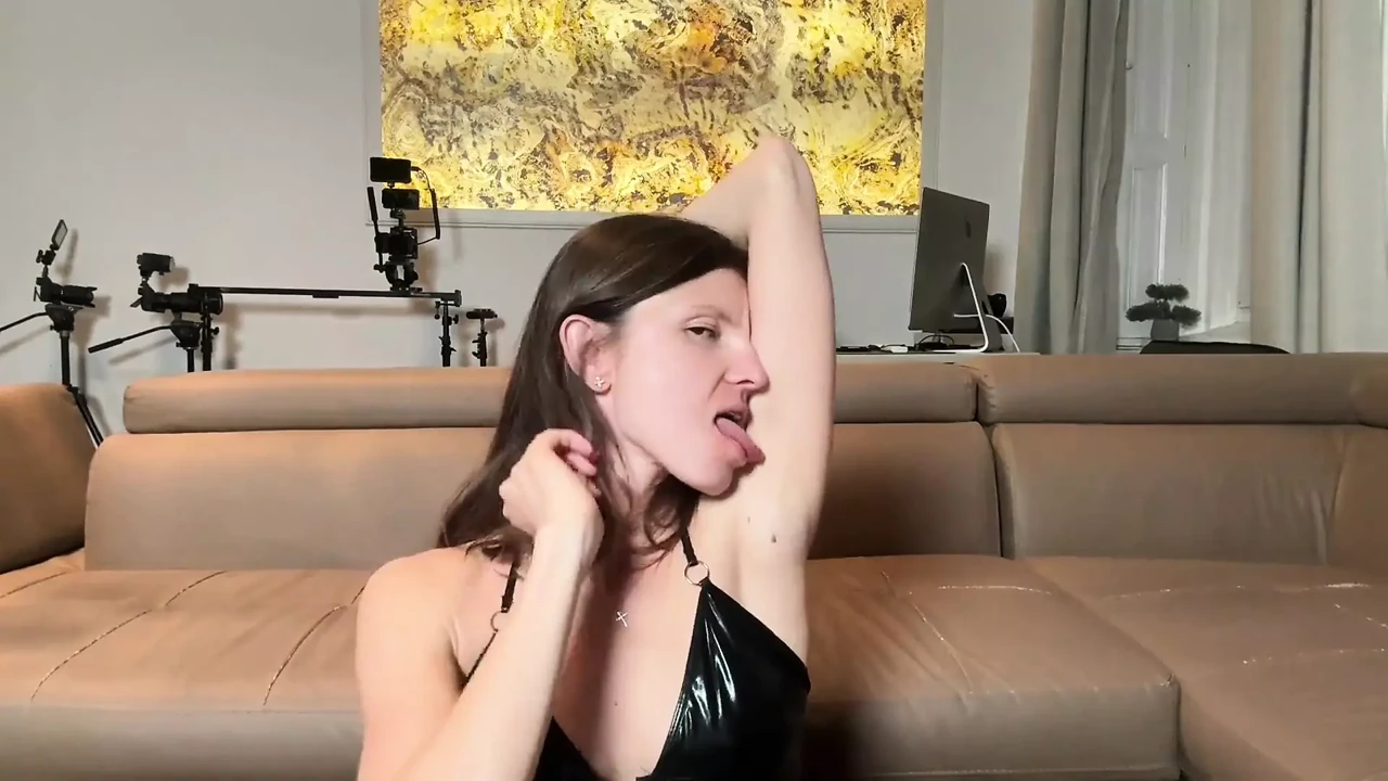 Solo Self Armpeats Licking