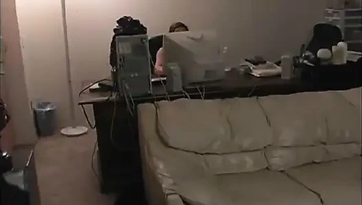 İri güzel kötü kızlar: oturma odasında iri güzel kadın şaplak atıyor