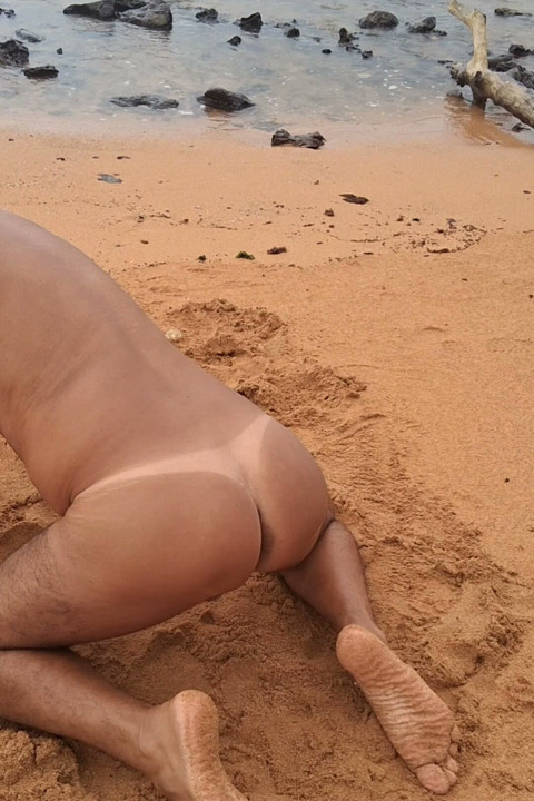 Ladysilva naked on the beach