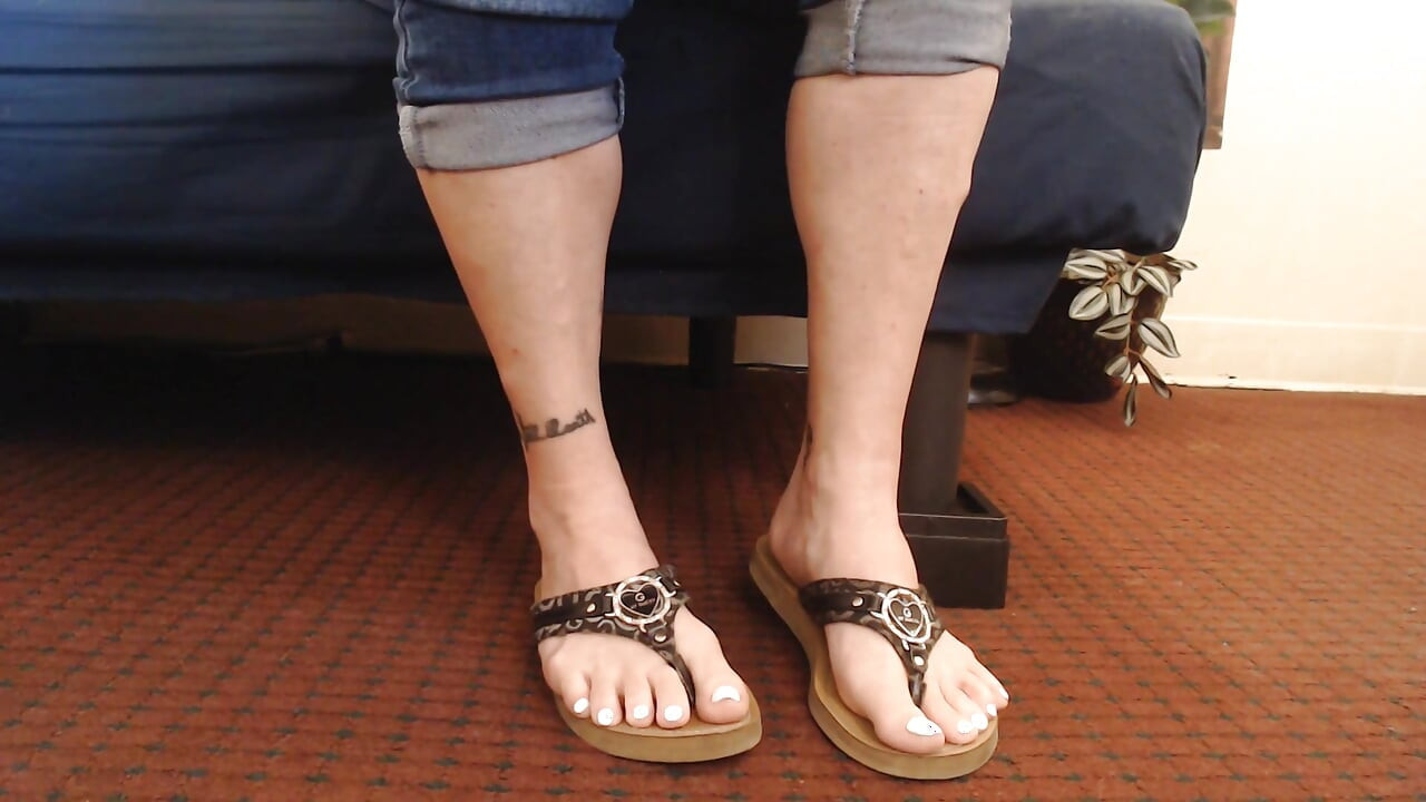 Albe cu unghii de la picioare Flutter Flip Flops