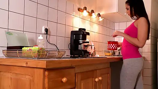 Брюнетка Соблазняет Большой Задницей И Сиськами На Кухне