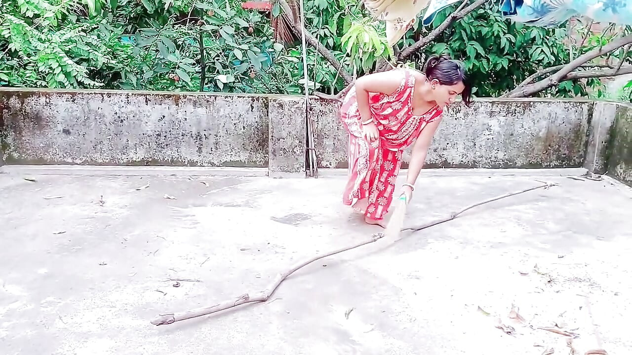 Pati ke bahar jane ke baad Bhabhi ne naya brah lene ke bahane ghar me bula kar kiya sex