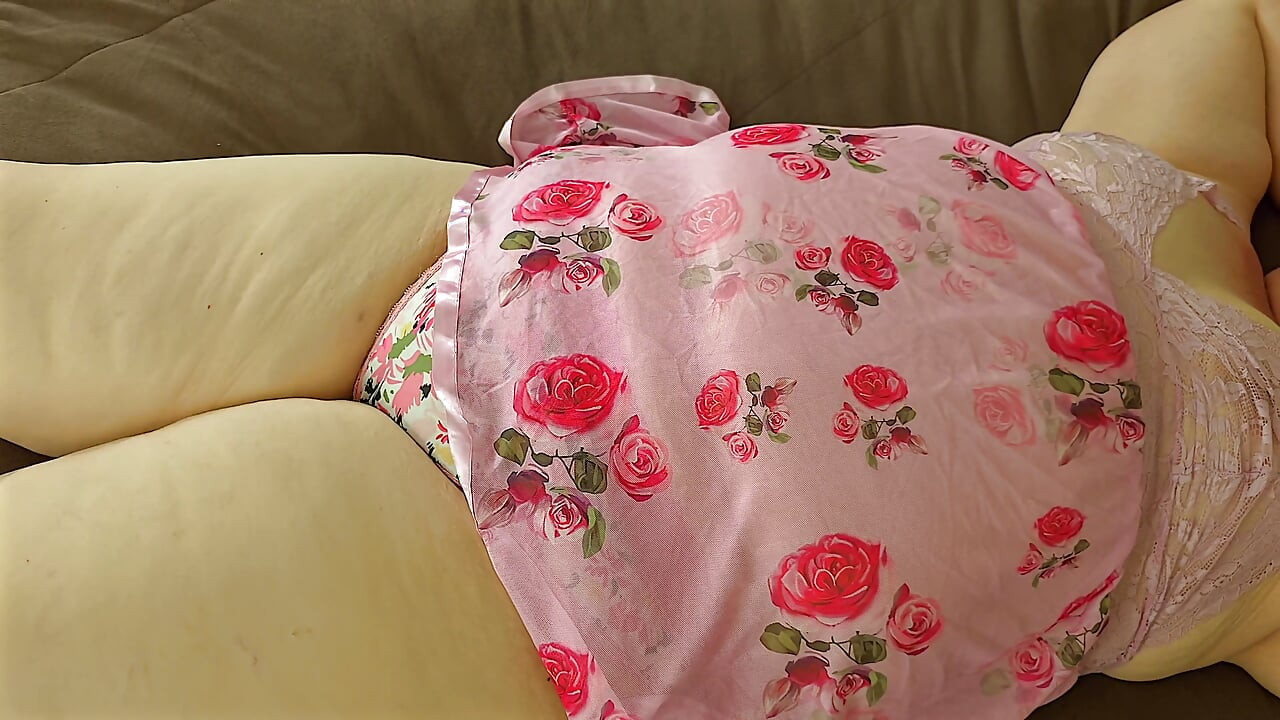 Kom klaar en zie me tonen en pronk met mijn dikke kont en mollige poesje in panty
