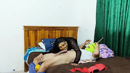 ALDATMALAR!! Üvey anne kocası uzaktayken üvey oğluna onu sikmesi için kendini suçlu hissettiriyor