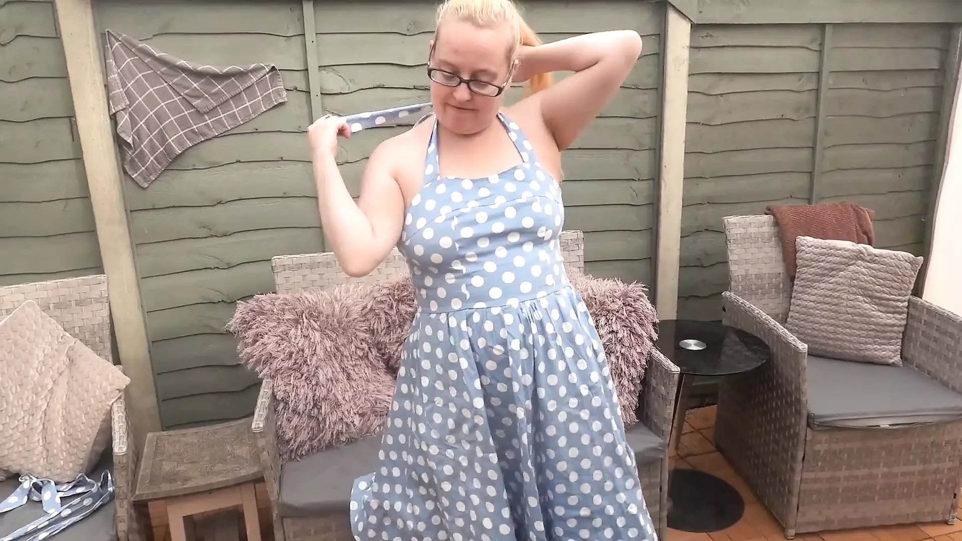 Jurk uit de jaren 50 en klassieke nylonkousen