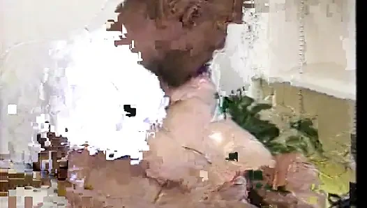 Edepsiz Asyalı orta yaşlı seksi kadının gerçek eylemde beyaz mı zenci mi hangi yarağı tercih ettiğini karşılaştırması gerekiyor