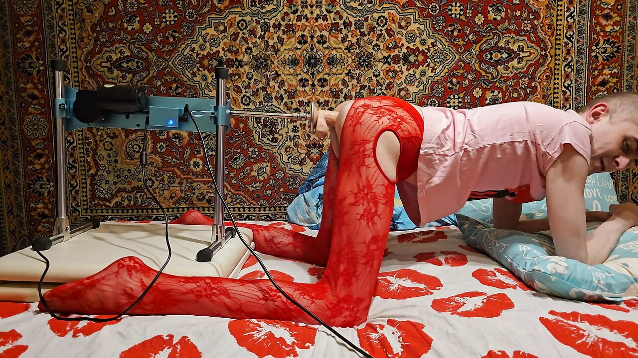 Sasha Earth sissy transvestiert selbstgedrehte amateur-anal-fickmaschine