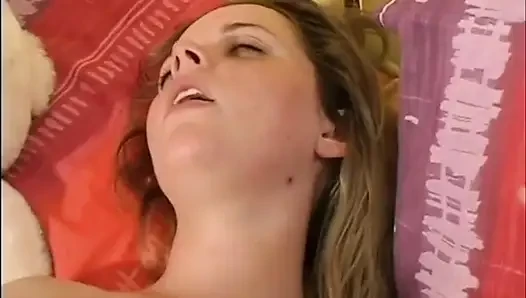 Genç kızın kıllı amında dildo ile güzel orgazmı