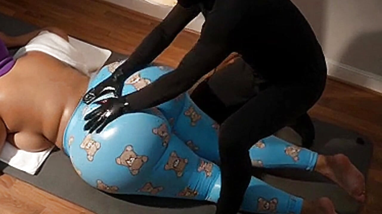 "Madrasta gordinha em segredo, cara para baixo, massagem com óleo - termina nua"