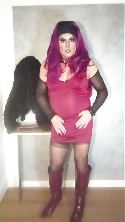 Pretty transvestite slut mature latina cums on her boots