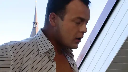 Yüksek topuklu yuvarlak götlü esmer amcığını yalatıyor ve götünü siktiriyor